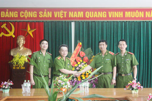 Thiếu tướng, GS.TS Nguyễn Văn Nhật, Phó Giám đốc Học viện tặng lẵng hoa chúc mừng Trung tâm TTKH & TLGK.